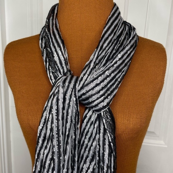 Black Gray Metallic Thread Fringed Scsrf - Picture 2 of 7